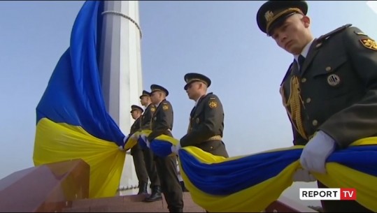 Ukraina kremton Ditën e Pavarërisë, politikanët shqiptarë urojnë vendin në luftë
