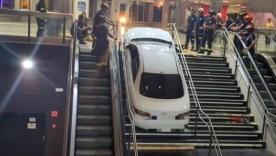 Ngjarje e pazakontë në Spanjë! Pas debatit me partneren, tenton të grabisë makinën, por ngec në shkallët e metrosë së Madridit (VIDEO)