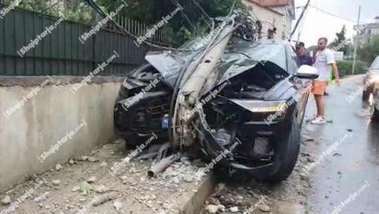 Aksident i rëndë në Tiranë, shtylla e tensionit bie mbi makinë! Mjeti bëhet copash (VIDEO)