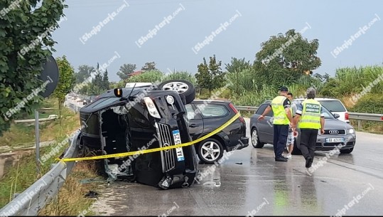 Aksident në Berat, përplasen 2 makina! 'Toyota' përfundon e kthyer në një anë në rrugë, 2 të plagosur (VIDEO)