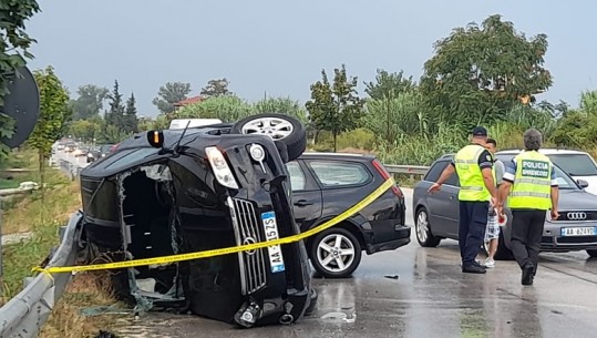 Aksident në Berat, përplasen 2 makina! 'Toyota' përfundon e kthyer në një anë në rrugë, 2 të plagosur