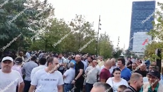 Rindërtimi/ Qytetarët protestë përpara Bashkisë së Tiranës, kërkojnë drejtësi! Të pranishëm edhe banorët e '5 majit' 