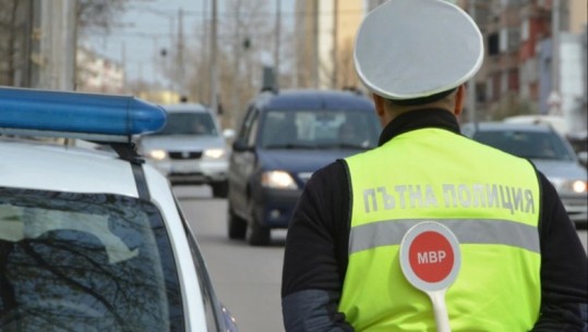 Vriten dy policë bullgarë në një autobus që transportonte emigrantë