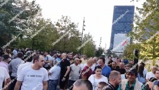 Meta u del në krah banorëve që protestuan dje në Tiranë: Të bashkuar do të largojmë pushtetin e sektit rilindas
