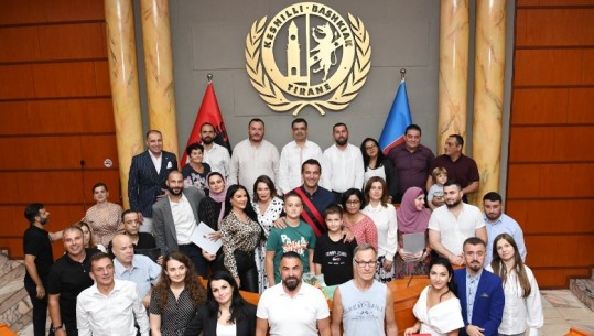 Ceremonia e betimit të 16 të huajve, Veliaj: Politika e përbaltjes të mos kthehet në sport! Kur shqiptarët fokusohen te puna, bëjnë gjëra të mrekullueshme