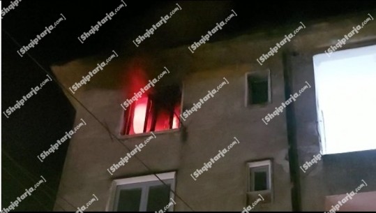Përfshihet nga flakët banesa në Shkodër, shkak shkëndija elektrike (VIDEO)