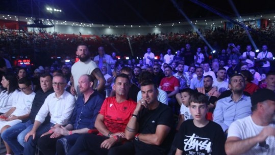 Nga babai i Dua Lipës, te reperët e njohur e politikanët shqiptarë, tifozët VIP që ndoqën ndeshjen e Florian Markut