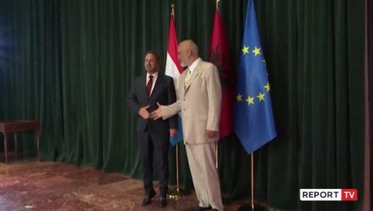 VIDEOLAJM/ Kryeministri i Luksemburgut në Tiranë, zgjatet në majë të gishtave gjatë fotos zyrtare me Ramën 