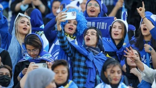 Për herë të parë pas 40 vitesh, vajzat në Iran lejohen të ndjekin ndeshjet në stadium