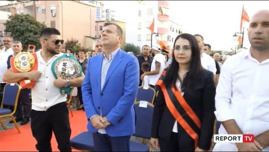 Lushnja nderon kampionin e boksit Florian Marku, i jep titullin ‘Qytetar Nderi’