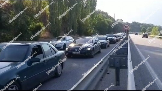 Trafik në rrugën e Kombit, shqiptarët e Kosovës zgjedhin bregdetin shqiptar për të kaluar fundjavën! Në Morinë kalohet pa kontrolle