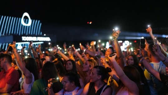 Nata e parë e Sunny Hill 'elektrizon' Tiranën! Ja çfarë ndodhi në koncert, nga çelja e dyerve në 15.00 te mbyllja në orët e para të mëngjesit (FOTO)