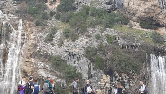 E bllokuar mes shkëmbinjve dhe në rrezik për jetën, shpëtohet turistja nga Peruja në ‘Ujëvarën e Sotirës në Gramsh