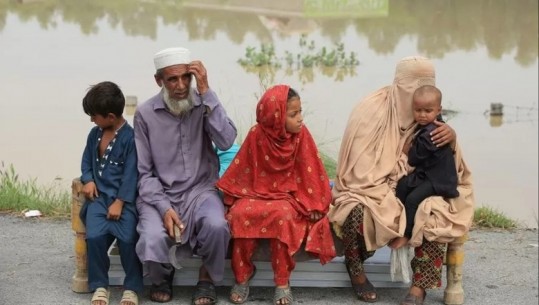Përmbytjet e frikshme në Pakistan, apel për ndihmë nga ndërkombëtarët! 119 persona humbin jetën brenda një dite