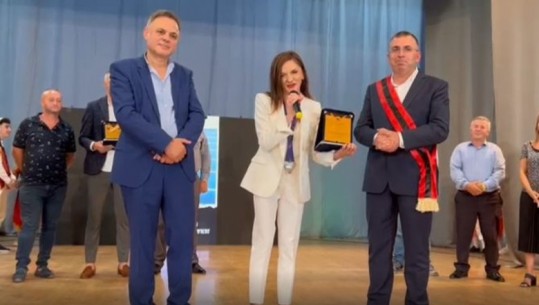 Kampionia Luiza Gega dekorohet ‘Qytetare Nderi’ në Bulqizë: Do punoj për të nderuar Shqipërinë
