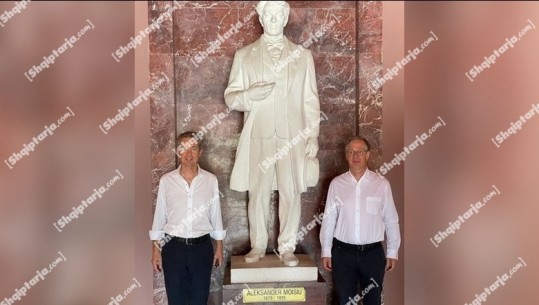 Kthim te rrënjët, 2 pasardhësit e famshëm të Aleksandër Moisiut vizitojnë Shqipërinë, pozojnë pranë skulpturës që Kristaq Rama i gdhendi aktorit