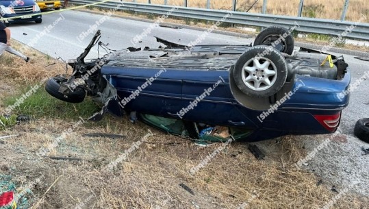 Makina e kthyer përmbys, pamje nga aksidenti tragjik në aksin Fier Vlorë ku ndërroi jetë 6-vjeçari