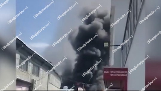 Tiranë, merr flakë fabrika e sfungjerëve në Kombinat! Asfiksohen 2 punëtor, përfundojnë në spital (VIDEO)