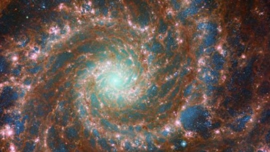 Teleskopi hapësinor James Webb inspekton zemrën e Galaxy Phantom, NASA publikon imazhin mahnitës