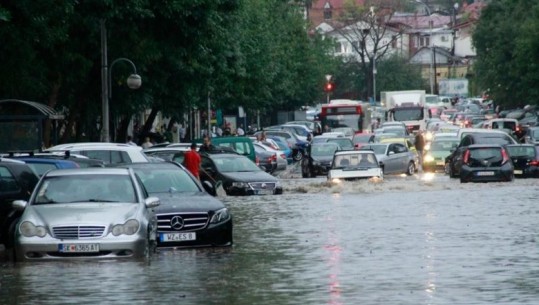 Mot i keq në Maqedoninë e Veriut, stuhi me reshje të dendura shiu përfshin Shkupin