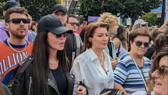 Abuzimi seksual ndaj 11-vjeçares, dhjetëra qytetarë protestojnë në Prishtinë! Dafina Zeqiri e shoqëron Atifete Jahjagën