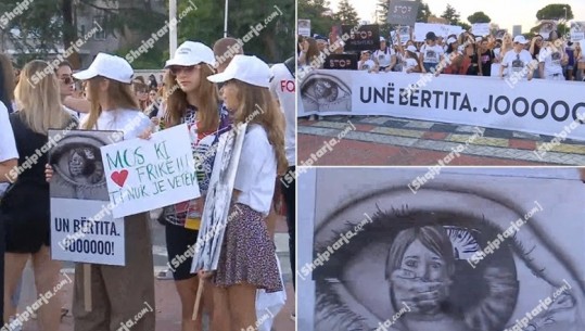'Unë jam fëmijë! Pizhamet e mia nuk janë seksi', çfarë shkruhet në pankartat e protestuesve për 11-vjeçaren që u abuzua në Prishtinë