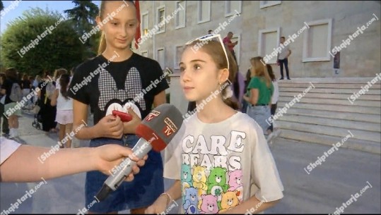 Protesta në Tiranë, vajzat për Report Tv: Kemi të drejtë të veshim çfarë të duam! Të edukohen djemtë