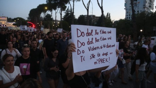 Protesta për abuzimin ndaj 11-vjeçares! Tirana 'një' me Prishtinën, dhjetëra qytetarë dhe vogëlushe ‘ngrihen në këmbë’: Dua të dal në park pa frikë