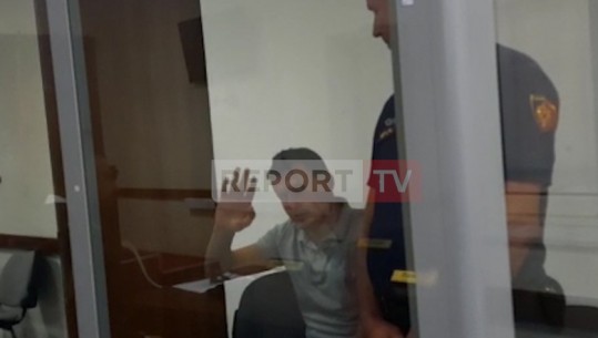 Vrau vëllanë dhe kunatën në Tiranë, Arsen Muskurti përshëndet mediat në sallën e gjyqit (VIDEO)