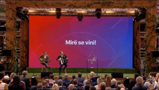 VIDEOLAJM/ ‘Rrjedh në këngë e ligjërime’, momenti kur në Beograd luhen tingujt e këngës së mrekullueshme shqiptare