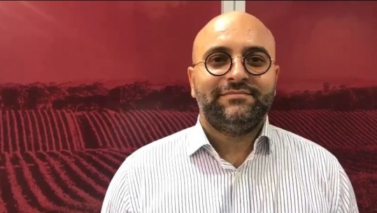 Vuçiç i bleu një arkë me verë, biznesmeni shqiptar për Report Tv: Shpërblim i mundit! Sot produktet shqiptare kanë një treg më të madh