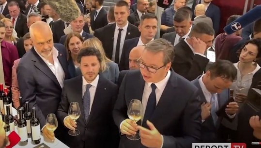 Panairi në Beograd, Vuçiç refuzon ta marrë dhuratë, blen një arkë me verë shqiptare: Ka shije të çuditshme, mezi pres të vij në Shqipëri të provoj më shumë