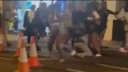 VIDEO e frikshme në Londër/ Mbi 10 djem qëllojnë me shqelma e grushte një 19-vjeçare, e shtrinë në tokë dhe e qëllojnë pa mëshirë
