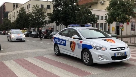 Dhunuan punonjësit e policisë pasi po gjobiteshin se kishin parkuar 'Land Rover-in' në pedonale të qytetit! Arrestohen 3 personat në Bulqizë