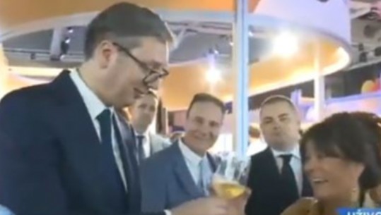 Presidenti serb i 'dehur' në panair, këshilltarja i merr gotën: Po pret kryeministri shqiptar! Vuçiç: Rama s' ka pirë asgjë (VIDEO)