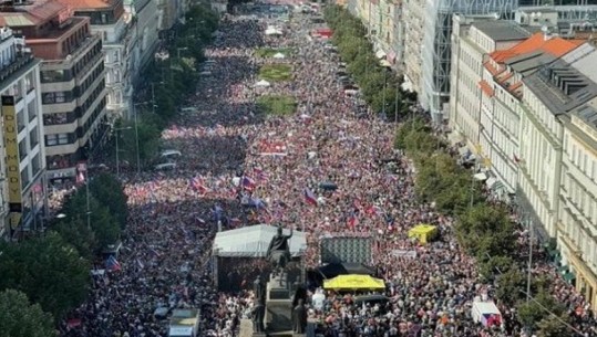 Mijëra protestues dolën në rrugë kundër qeverisë në Pragë, akuza edhe ndaj NATO-s e BE-së për inflacionin