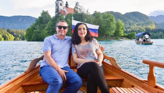 Çifti presidencial i Kosovës feston 10-vjetorin e martesës, Vjosa Osmani dhe Prindon Sadriu, foto në liqenin slloven 