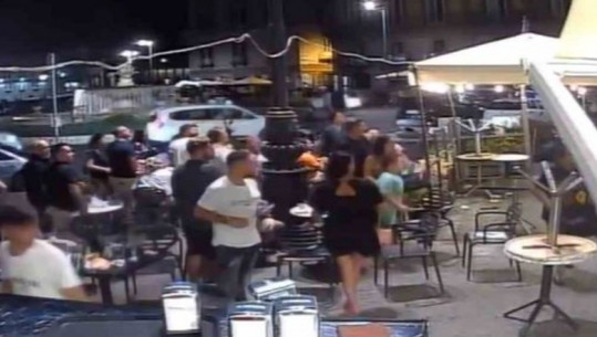Momente paniku në qendër të Napolit! Të shtëna me armë zjarri në një lokal! Klientët largohen të frikësuar (VIDEO)