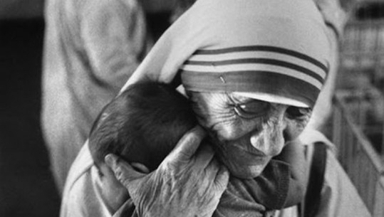 Rama poston foto të Nënë Terezës: Gruaja e paqes në botë