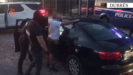 Kanabis në formë boçe dhe armë në ‘Audi’ e ‘BMW’, pranga 3 të rinjve në Durrës! VIDEO nga momenti i operacionit