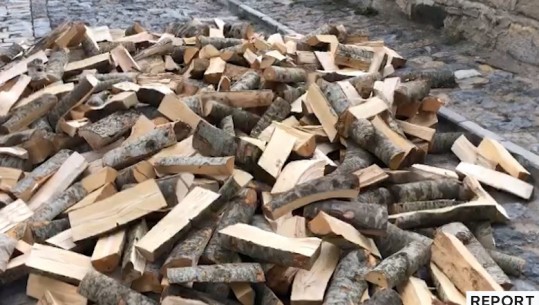 Shtrenjtohen drutë e zjarrit në Korçë, pensionistët: Kemi lënë mangët gjëra të tjera për të siguruar drutë