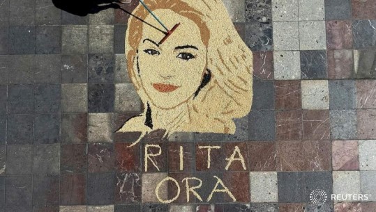 FOTOLAJM/ Portreti i Rita Orës në Tiranë, artisti nga Kosova e realizon me grurë, oriz dhe misër