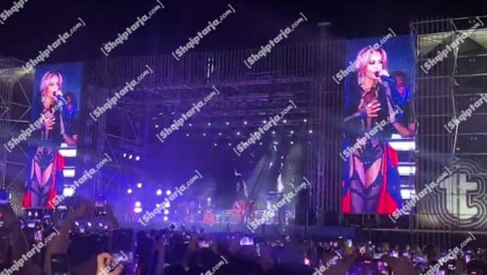 E veshur me flamurin kuqezi, Rita Ora elektrizon sheshin 'Skënderbej' (VIDEO)