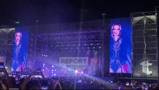Rita Ora para qytetarëve në sheshin 'Skënderbej': Do shijoj çdo minutë të koncertit! Faleminderit që keni dalë nga shtëpia për të më ndjekur (VIDEO)