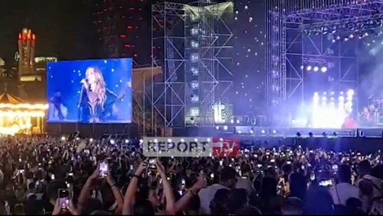 Rita Ora ndez sheshin 'Skënderbej', e veshur me flamurin kuqezi nis koncertin me këngën 'Ritual': Faleminderit që keni dalë nga shtëpia për të më ndjekur