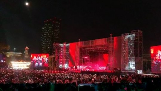 Rita Ora elektrizon skenën, kërcen vallen e Tropojës gjatë koncertit (VIDEO)