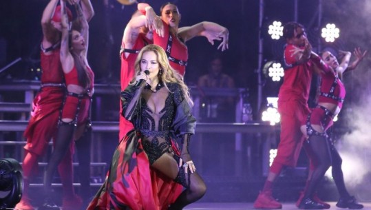 Rita Ora ndez sheshin 'Skënderbej', e veshur me flamurin kuqezi nis koncertin me këngën 'Ritual': Nuk do ju zhgënjej kurrë