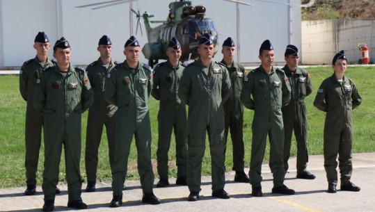 11 pilotë të rinj i shtohen Forcës Ajrore, mes tyre edhe Armela Murati, pilotja e parë shqiptare! Në 2023 flotë e re me helikopterë 'blackhawk'