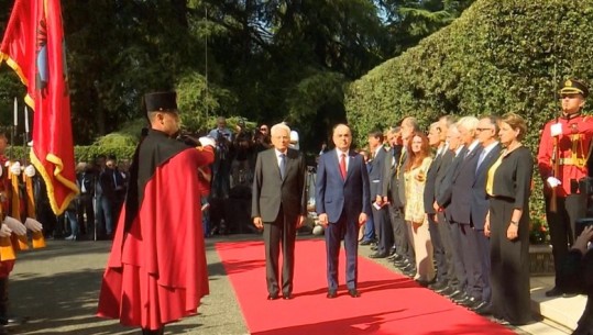 Presidenti i Italisë pritet me ceremoni nga homologu shqiptar, nis takimi Sergio Mattarella – Bajram Begaj