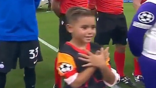 Shqiponja me duar, djaloshi nuk humbet rastin! Simbolet kombëtare shfaqen në Inter-Bayern (VIDEO)